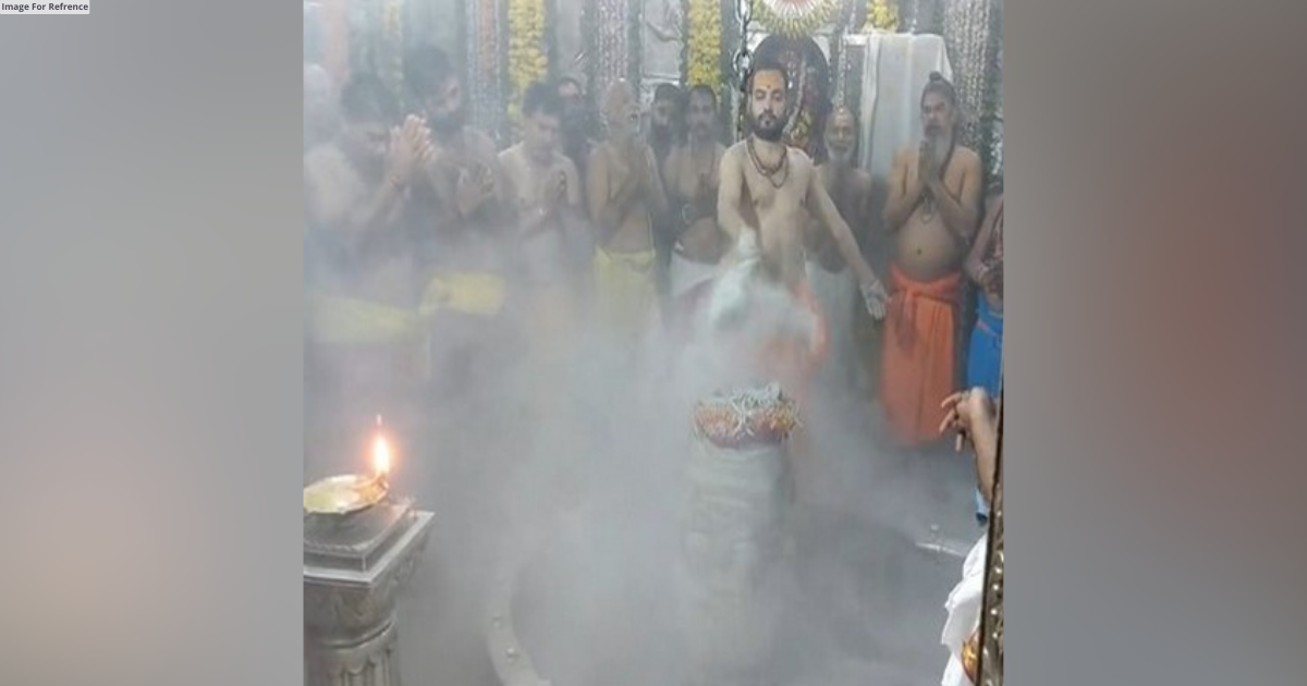 MP: Devotees throng Mahakaleshwar Temple on ‘Shravan Somvar’ in Ujjain; special Bhasma Aarti performed